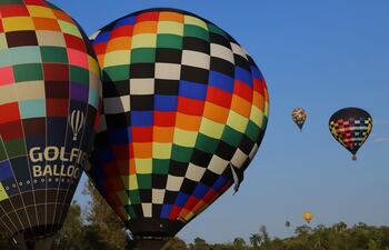 Globos sobre el cielo de Colonia Yguazu Alto Parana en el Campeonato Mundial de Globos Aerostaticos.