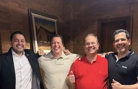 Luis Bello, Raul L. Latorre Martínez y Camilo Pérez López Moreira sonríen, vistiendo ropa casual en un ambiente acogedor.