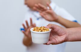 Niño con alergia al maní.
