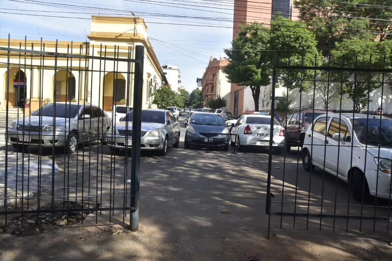 Plazas y calles en inmediaciones del Congreso Nacional y el Cabildo bloqueadas por la administración de Óscar "Nenecho" Rodríguez.