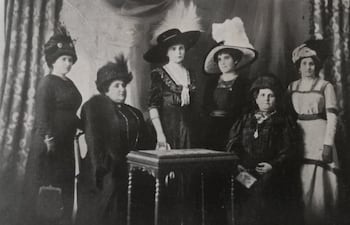 Comisión directiva del Hospital de Caridad. Mujeres de la élite asuncena dedicadas a obras de beneficencia.