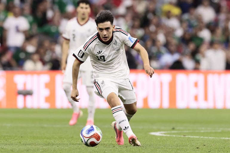 Gilberto Mora de México controla el balón este miércoles, en un partido del grupo A del Mundial de la FIFA 2026 entre República Checa y México en el estadio Azteca en Ciudad de México (México). 