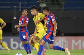 Traslado del balón de Juan Alexander Franco Núñez (23 años), durante el partido internacional en el Defensores del Chaco.