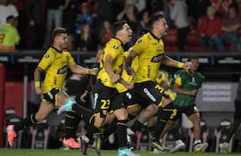 En los extremos, los paraguayos Cristian Javier Báez (d) y Tito Villalba, en plena celebración por la clasificación del Barcelona de Ecuador.
