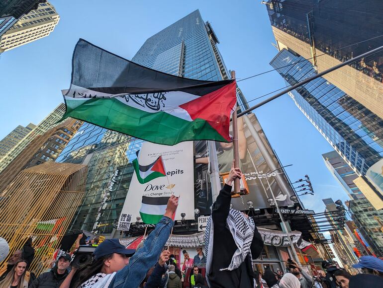 Protestas dividen Times Square, de un lado los propalestinos y del otro los proisraelíes