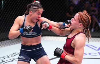 De azul, Patricia Alujas (27 años) cayó en su debut en la UFC.