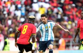 La superestrella de Argentina y del fútbol mundial, Lionel Messi intenta escapar de la marca del volante angoleño, António Simão Muanza "Maestro".