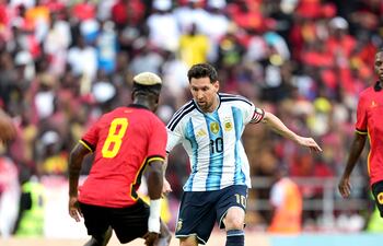 La superestrella de Argentina y del fútbol mundial, Lionel Messi intenta escapar de la marca del volante angoleño, António Simão Muanza "Maestro".