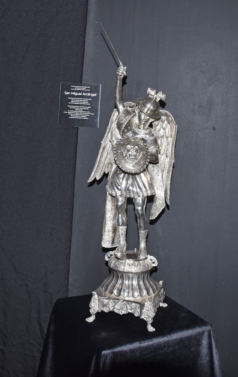 Una figura de San Miguel Arcángel elaborada en plata y que forma parte de la muestra del Museo de Arte Sacro.