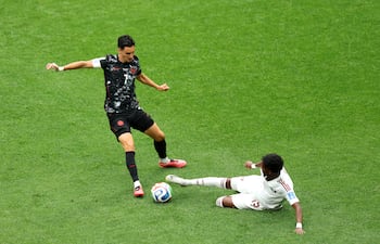 Stephen Eustaquio de Canadá y Yusuf Abdurisag de Qatar, disputan el balón en el juego que los anfitriones ganaron por abultado 6-0.
FIFA