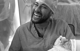 El feliz papá Neymar con Mel en sus brazos.