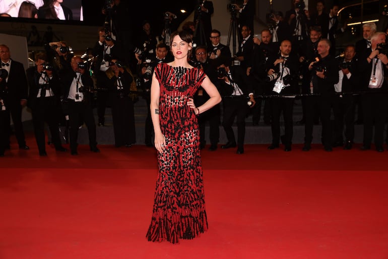 Kristen Stewart a su paso por la alfombra roja del Cannes Film Festival 2026. (EFE/EPA/TERESA SUAREZ)
