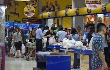 Muchas personas se aglomeraron ayer en supermercados. Desde Capasu piden calma y aseguran que no habrá desabastecimiento.