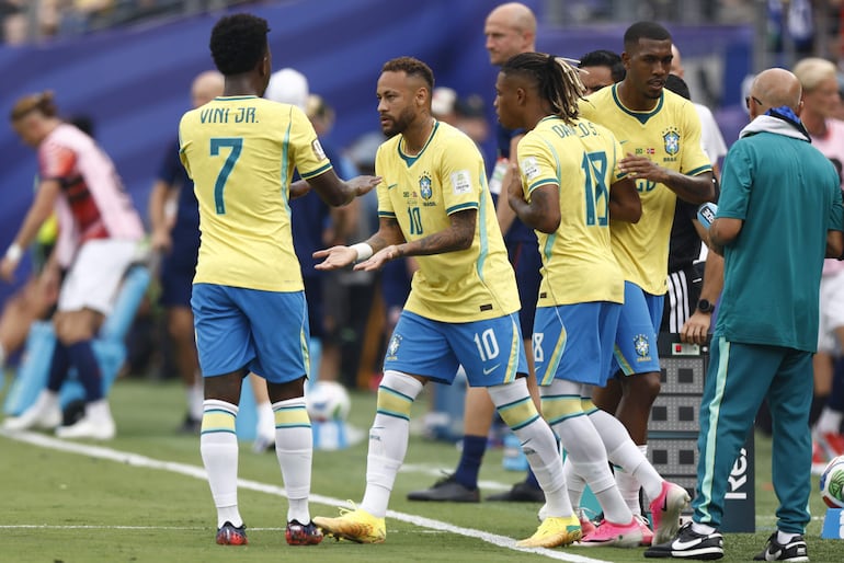 Neymar (2-I) de Brasil ingresa al terreno de juego durante el partido de los octavos de final de la Copa Mundial de la FIFA 2026 entre Brasil y Noruega, en Nueva Jersey, Estados Unidos.