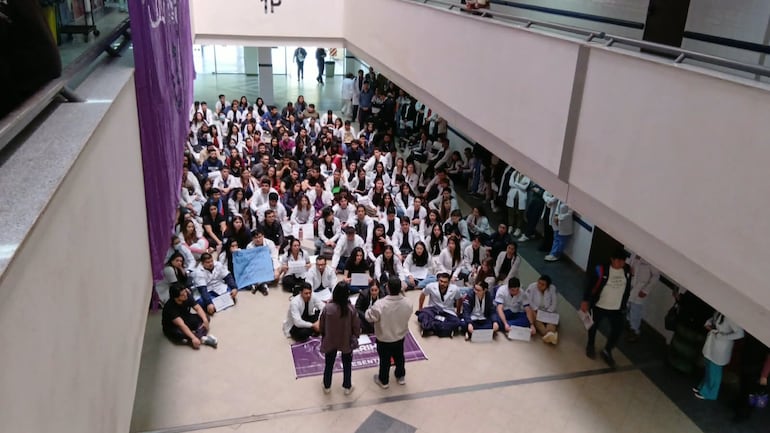 Los médicos residentes de las diferentes especialidades se manifestaron de manera pacífica en el Hospital de Clínicas de la Facultad de Ciencias Médicas (FCM-UNA)