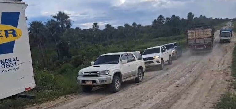 Un camión de gran porte quedo atasco en el barro e impedía el tránsito de los demás vehículos.