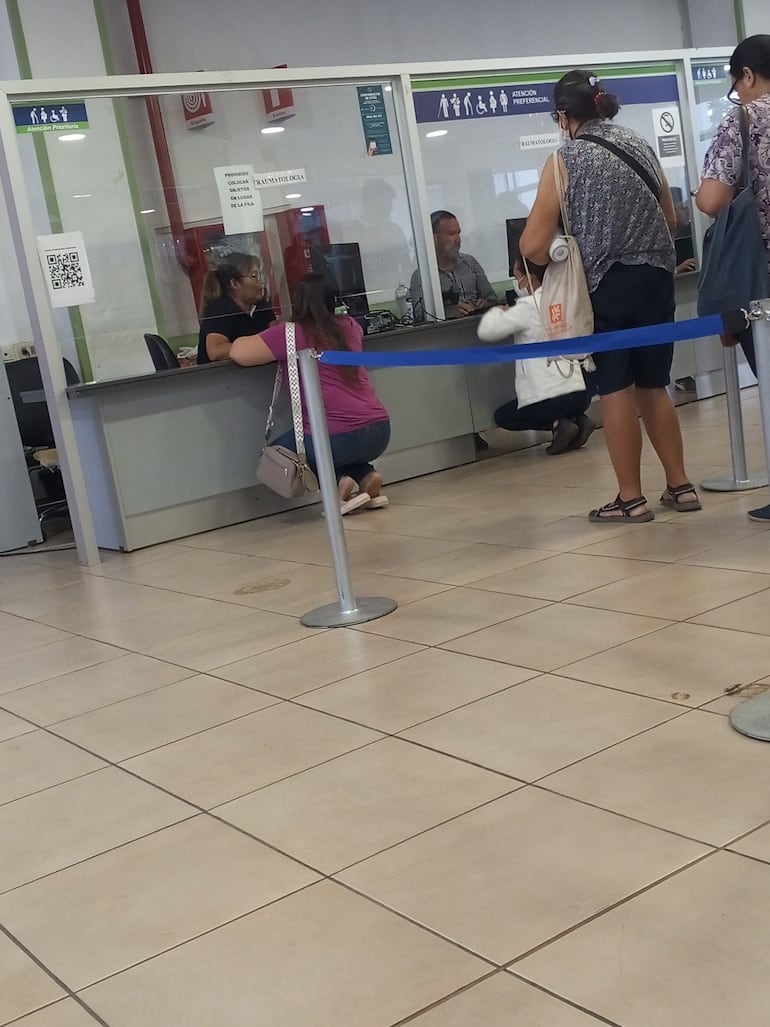 Foto tomada por un asegurado para denunciar que en traumatología, el paciente debe ponerse de cuclillas para conversar con el personal del servicio.