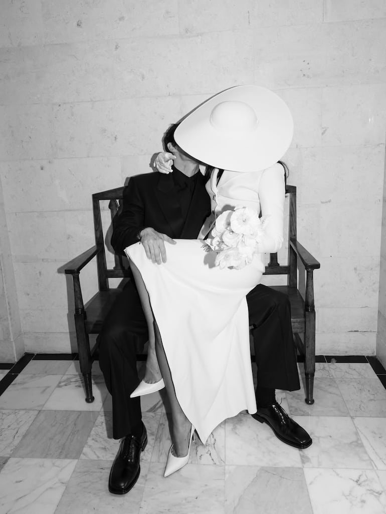 Dua Lipa y Callum Turner dándose un beso tras su boda civil. (Instagram/Dua Lipa)