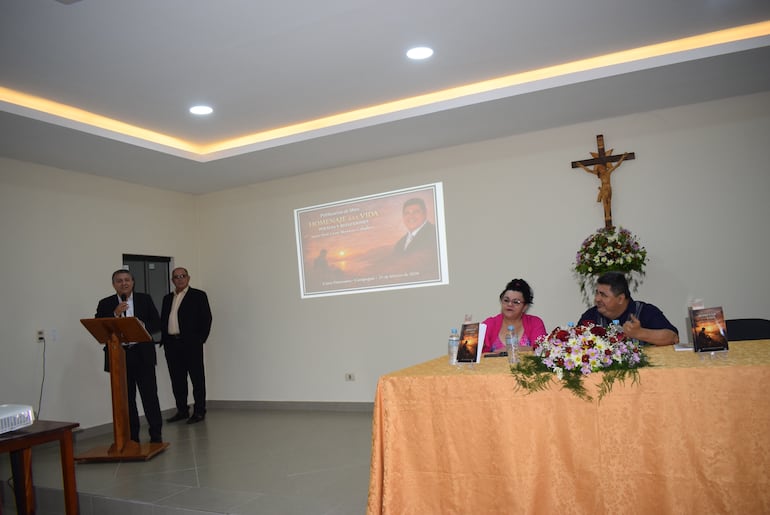 La presentación de la biografía del autor del libro estuvo a cargo del docente jubilado César Mendoza.