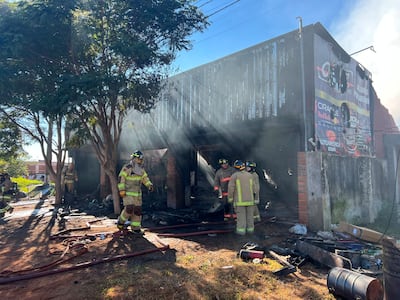 Bomberos Azules controlaron incendio de gran magnitud en Caacupé.