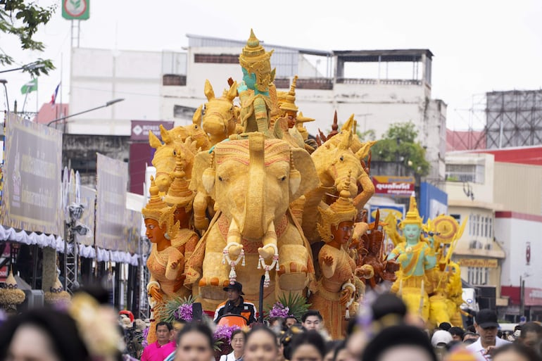 Foto de archivo tomada el 29 de julio de grandes carrozas con figuras de animales míticos y símbolos del budismo se exhiben durante el Festival de las Velas de Ubon Ratchathani. 
