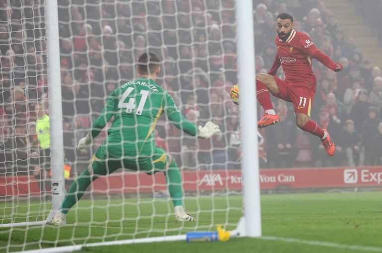 Liverpool (United Kingdom), 26/12/2024.- Mohamed Salah (R) of Liverpool attempts to score against goalkeeper Jakub Stolarczyk of Leicester during the English Premier League soccer match between Liverpool FC and Leicester City FC, in Liverpool, Britain, 26 December 2024. (Reino Unido) EFE/EPA/ADAM VAUGHAN EDITORIAL USE ONLY. No use with unauthorized audio, video, data, fixture lists, club/league logos, 'live' services or NFTs. Online in-match use limited to 120 images, no video emulation. No use in betting, games or single club/league/player publications.
