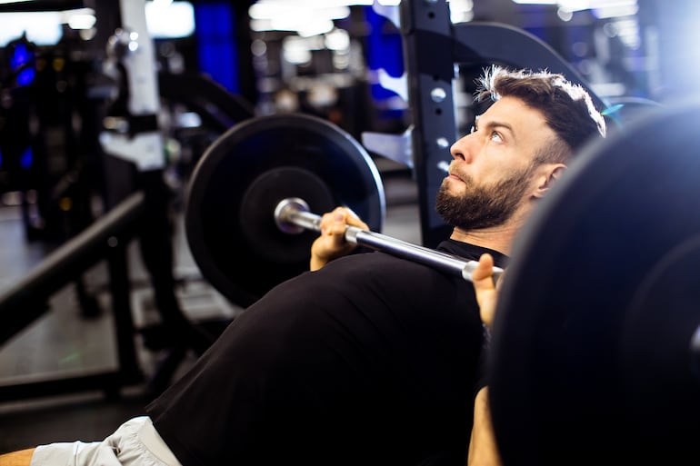 Persona entrena en el gimnasio.
