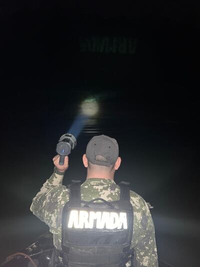 Un agente de la Armada paraguaya en el operativo de búsqueda anoche.