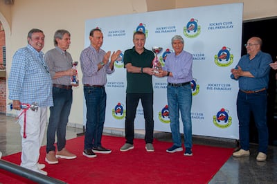 Los socios Gerardo García y Gustavo Pedrozo recibieron la copa “1.000 Guineas” por el triunfo de su potranca Four White Legs.