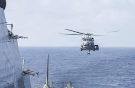 Un helicóptero MH-60R Sea Hawk se acerca al USS Delbert D. Black (DDG 119) después de patrullar el mar Arábigo en apoyo al bloqueo de Estados Unidos contra Irán.