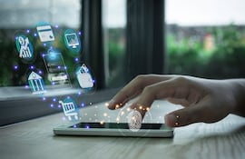 Un hombre manipula su teléfono celular