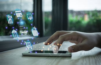 Un hombre manipula su teléfono celular