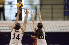 María Solar (i) y Andrea Felix de México devuelven un balón ante República Dominicana este lunes, en un partido en la categoría de voleibol femenino durante los II Juegos Panamericanos Junior ASU 2025 en Luque (Paraguay).