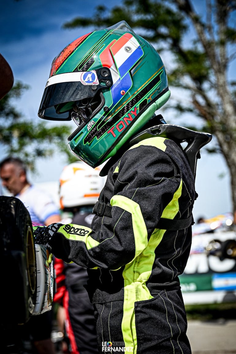 Tony Pugliesi con la bandera de Paraguay en el casco.