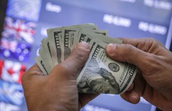 Analistas se preguntan si el desequilibrio comercial de EE.UU. arriesga la estabilidad del dólar.