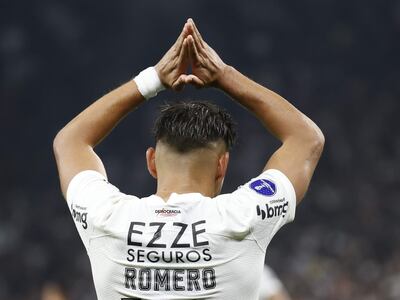 El paraguayo Ángel Romero, futbolista del Corinthians, festeja un gol en el partido ante Nacional por la fase de grupos de la Copa Sudamericana 2024 en el estadio Neo Química Arena, en São Paulo, Brasil.