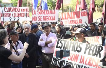 Impulsores de la iniciativa popular para ampliación de tarifa social de Ande presentándola ante el Tribunal Superior de Justicia Electoral (TSJE).