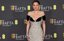 Selena Gomez en la red carpet de los premios BAFTA.