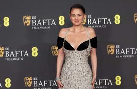 La actriz estadounidense Selena Gómez posando divina en la red carpet de los Premios BAFTA en el Royal Festival Hall en Londres.