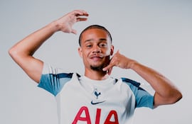 El neerlandés Xavier Quentin Shay Simons (22 años), durante su presentación en el Tottenham Hotspur de la Premier League.