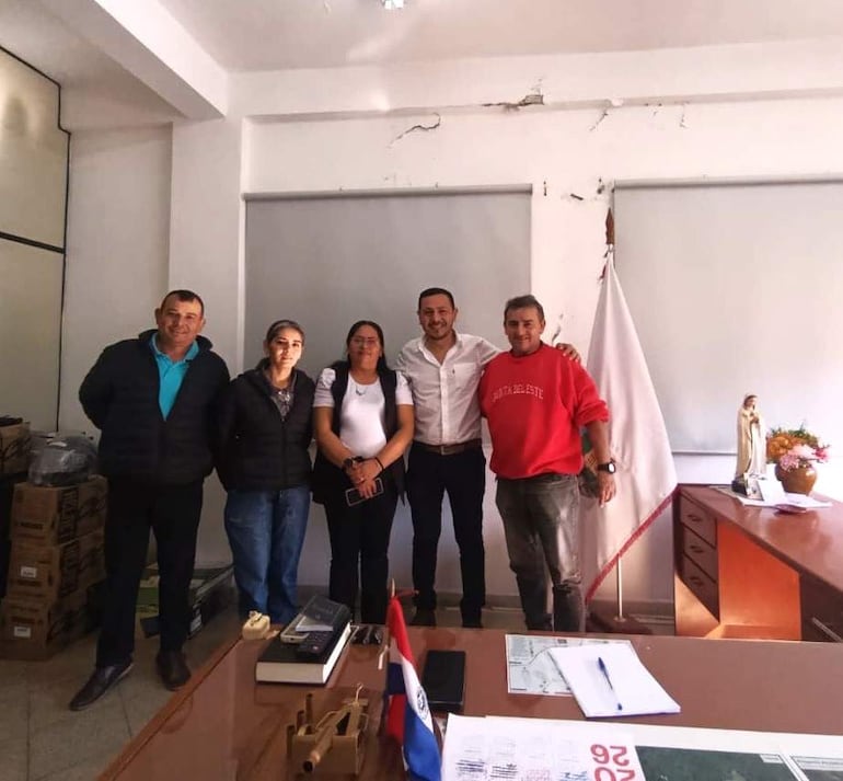 Tras el diálogo, los funcionarios municipales levantaron la medida de fuerza. En la reunión participaron Arnaldo Giménez, Arminda Boschert, Marina Cañete, el intendente Marcelo Simbrón (centro) y el trabajador Leonardo Montiel.