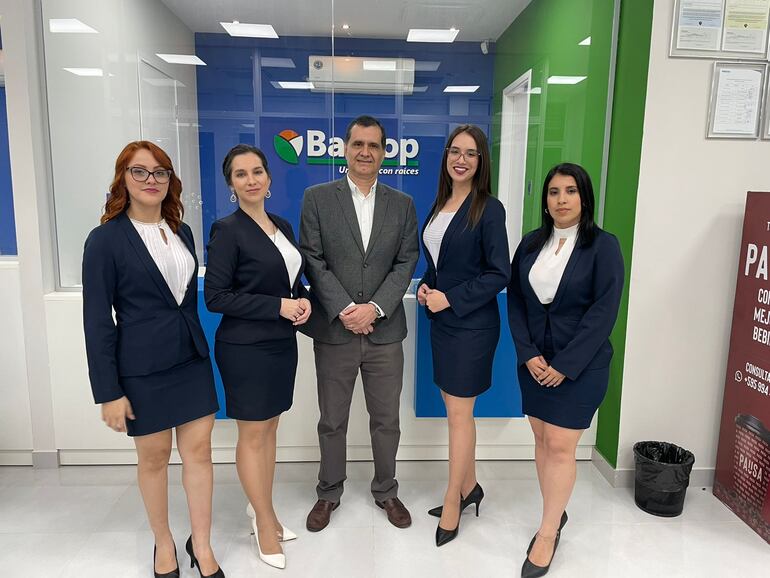 Adilse Lusichi, Karín Figuerón, Jorge Woitschach, Belén Cabral, Brisa Ayala.