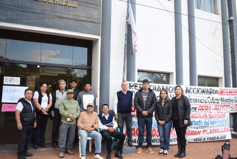 Funcionarios municipales iniciaron hoy una huelga indefinida en reclamo del pago de cinco meses de salarios adeudados. Los acompaña la concejal Sara Devigille, ubicada última a la derecha.