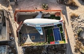 Esta vista aérea muestra una casa de huéspedes construida con forma de avión en el pueblo palestino de Qaffin, en la parte noroeste de la Cisjordania ocupada.