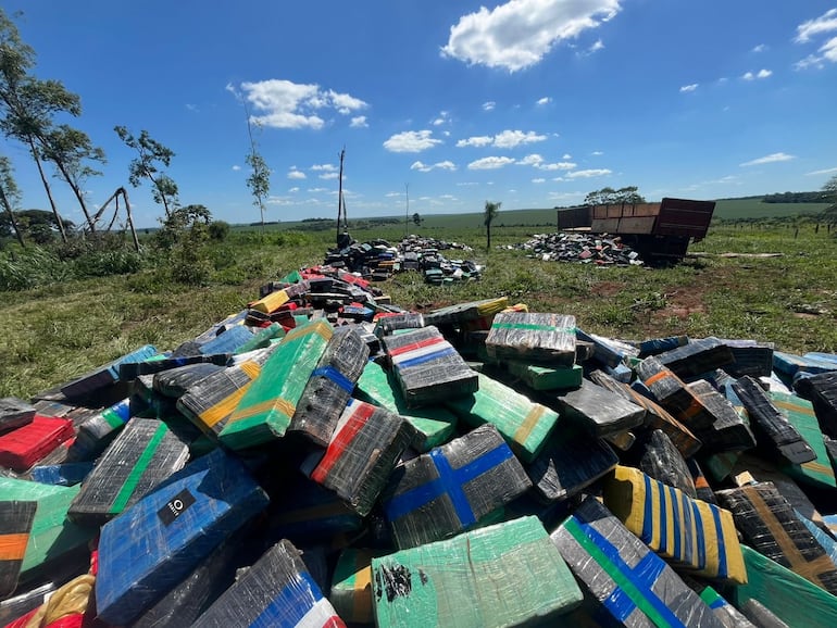 Una de las carretas de uno de los camiones quedó atascada en el barro, por lo que la droga fue incinerada posteriormente en este lugar por orden de la jueza Lici Sánchez.