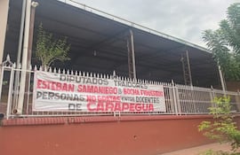 Cartel de repudio para dos diputados en Carapeguá.
