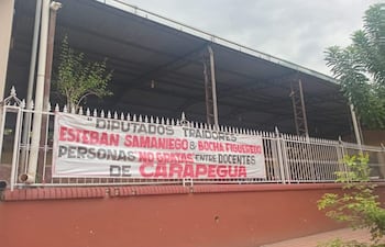 Cartel de repudio para dos diputados en Carapeguá.