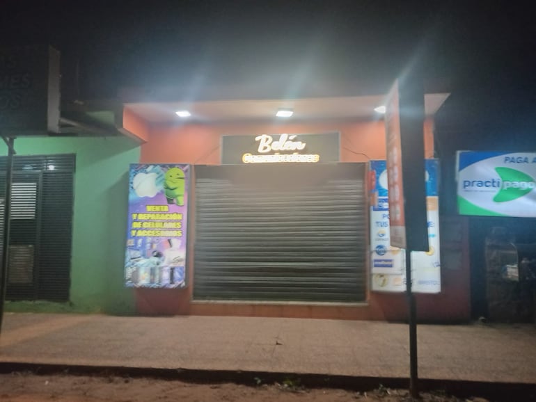 El local comercial perteneciente al exconcejal donde llegaron hombres armados a amedrentarlo.