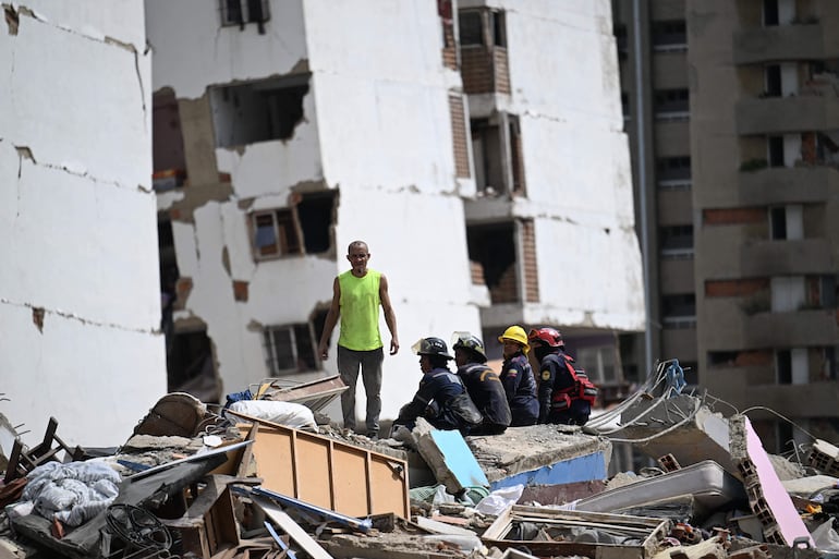 Rescatistas contrarreloj, tras el terremoto: gritos de pedido de auxilio desde bajo los escombros en Venezuela - Mundo