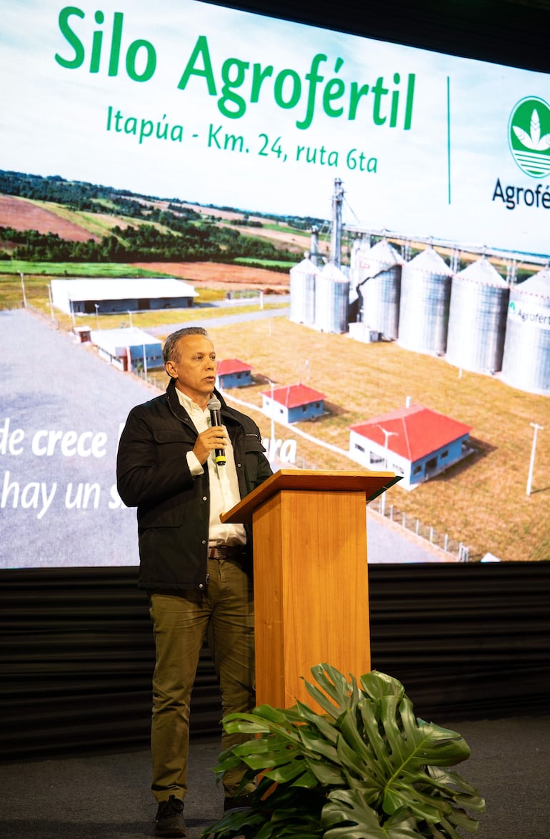 El director comercial de Agrofértil, Paulo Sarabia, durante la inauguración del silo número 30 de la empresa.